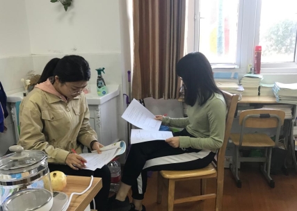 J:\备课组\三年级备课\刘婕 9.17\集体研讨照片.png集体研讨照片